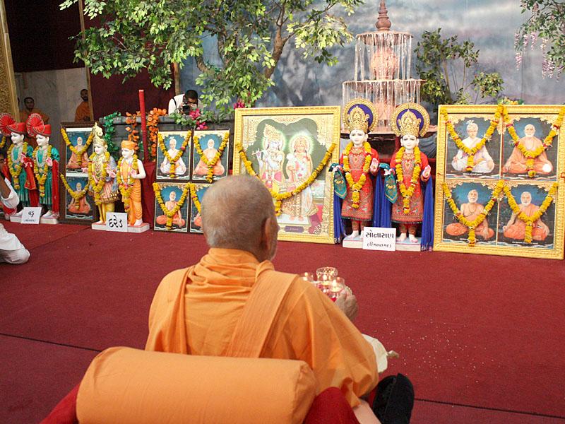   Swamishri performs murti-pratishtha rituals for new BAPS hari mandirs for Vadu, Dared and Sonasan 