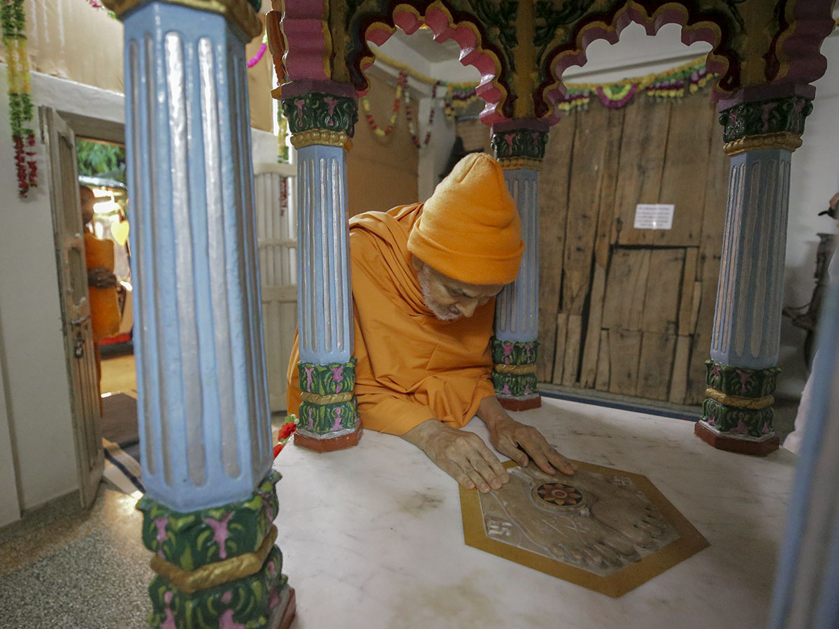 Swamishri visits the shrine of Purushottamdas Swami (Khandeshi)