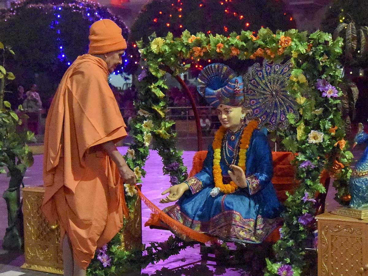 Swamishri swings Bhagwan Swaminarayan in a hindolo