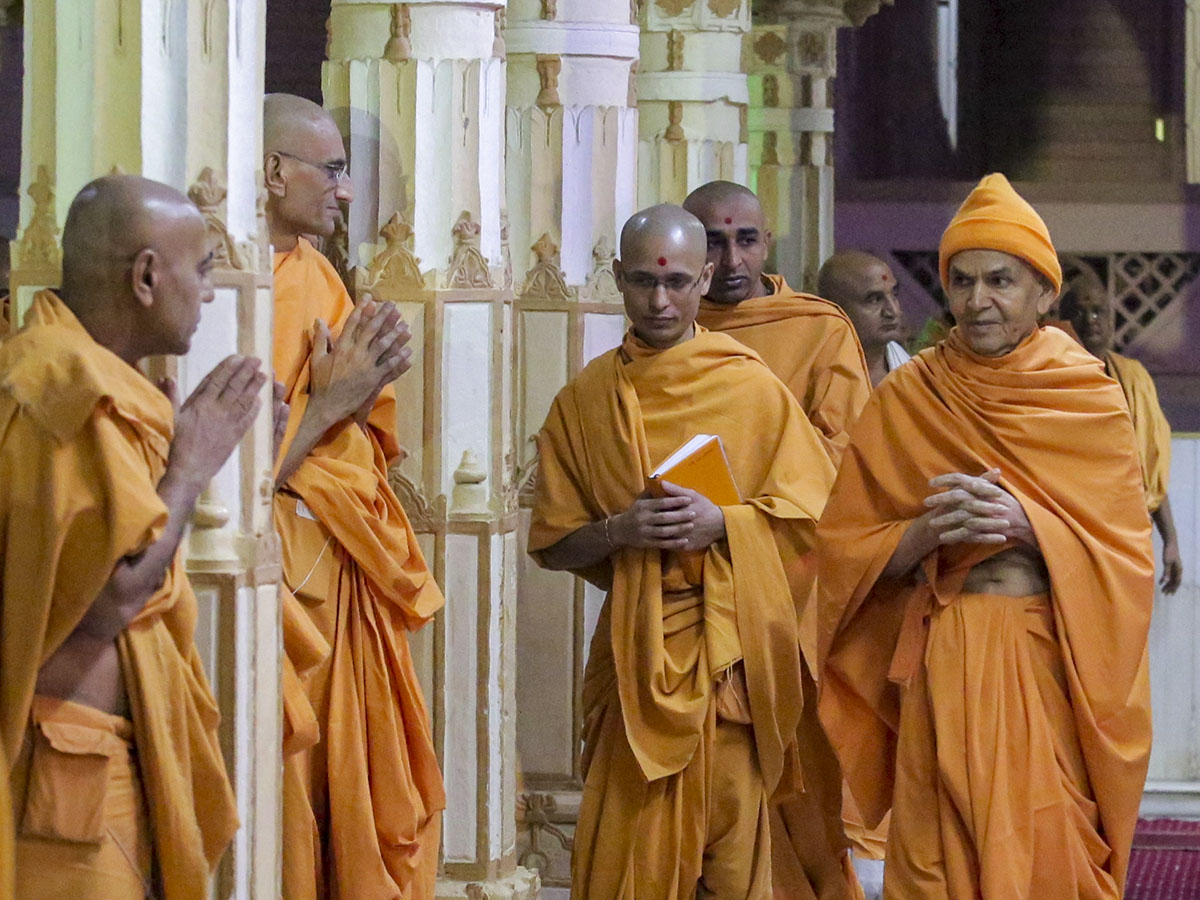 Swamishri greets sadhus with 'Jai Swaminarayan' in the mandir pradakshina