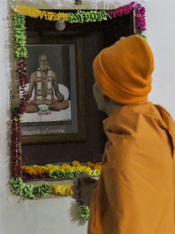 Swamishri engrossed in darshan of Purushottamdas Swami (Khandeshi)