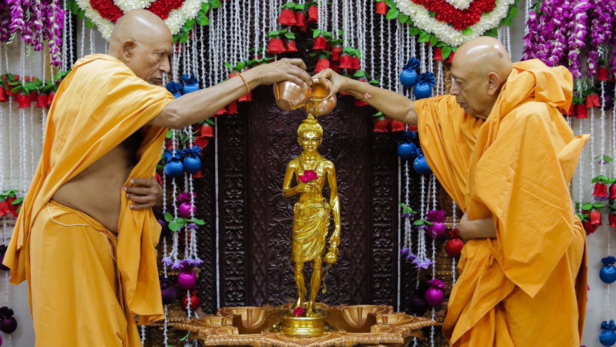 Pujya Bhaktipriya Swami (Kothari Swami) and Pujya Tyagvallabh Swami perform abhishek of Shri Nilkanth Varni