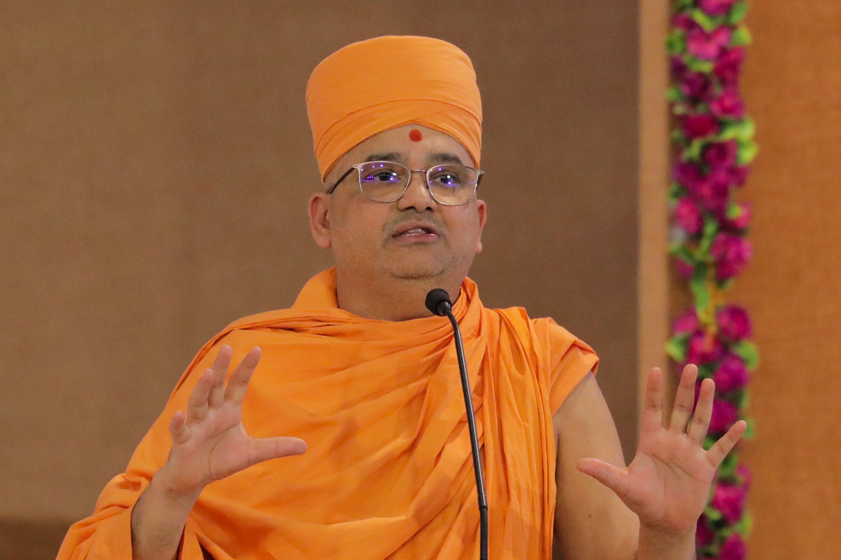 Bhadresh Swami addresses the Kartik Purnima assembly in the evening