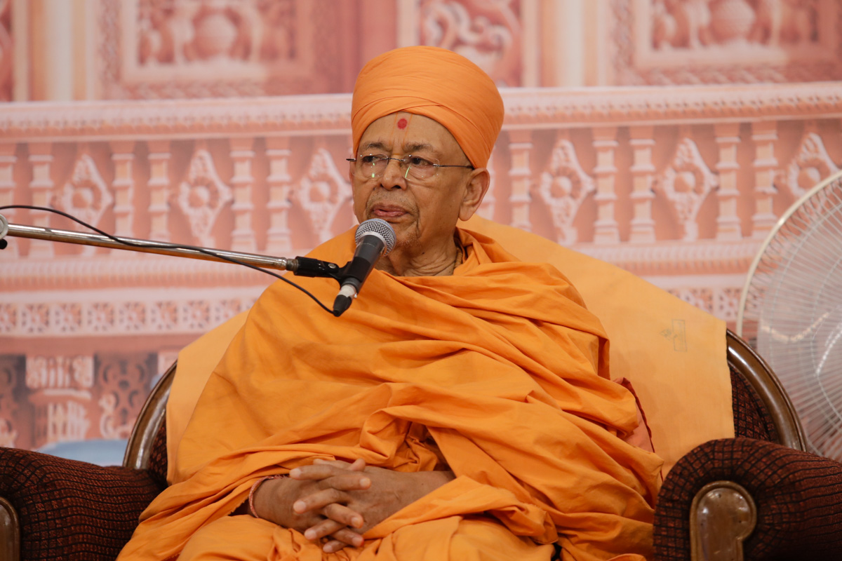 Pujya Tyagvallabh Swami addresses the assembly