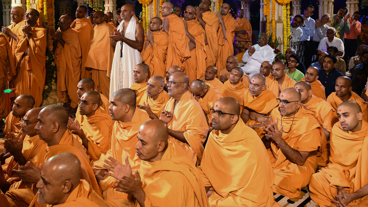 Sadhus and devotees doing darshan of arti