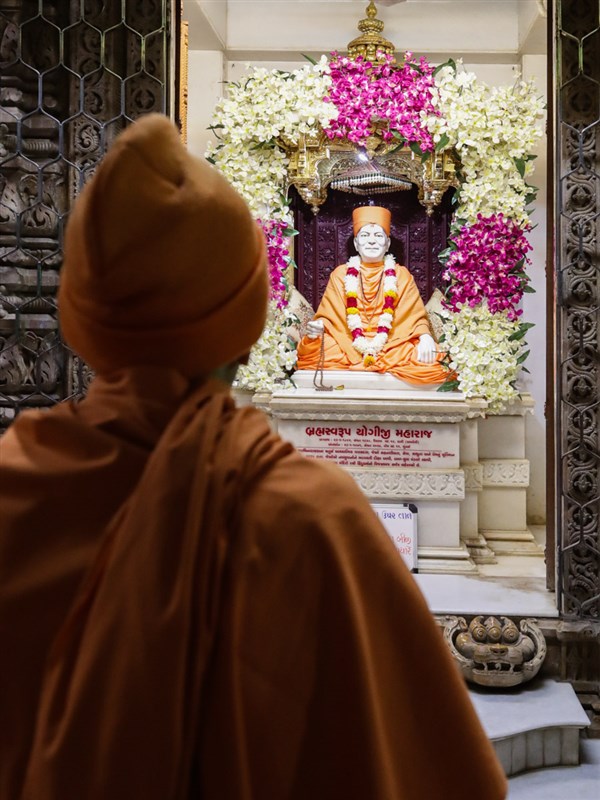 Swamishri engrossed in darshan of Brahmaswarup Yogiji  Maharaj
