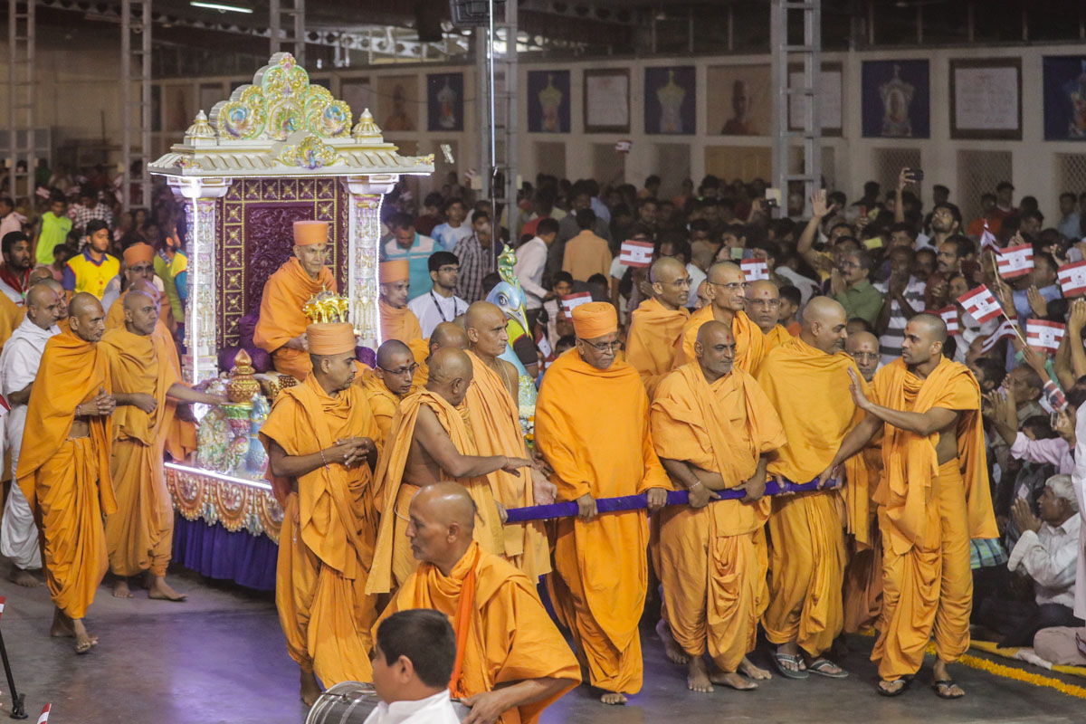 Sadhus pull chariot of Swamishri in to the assembly hall