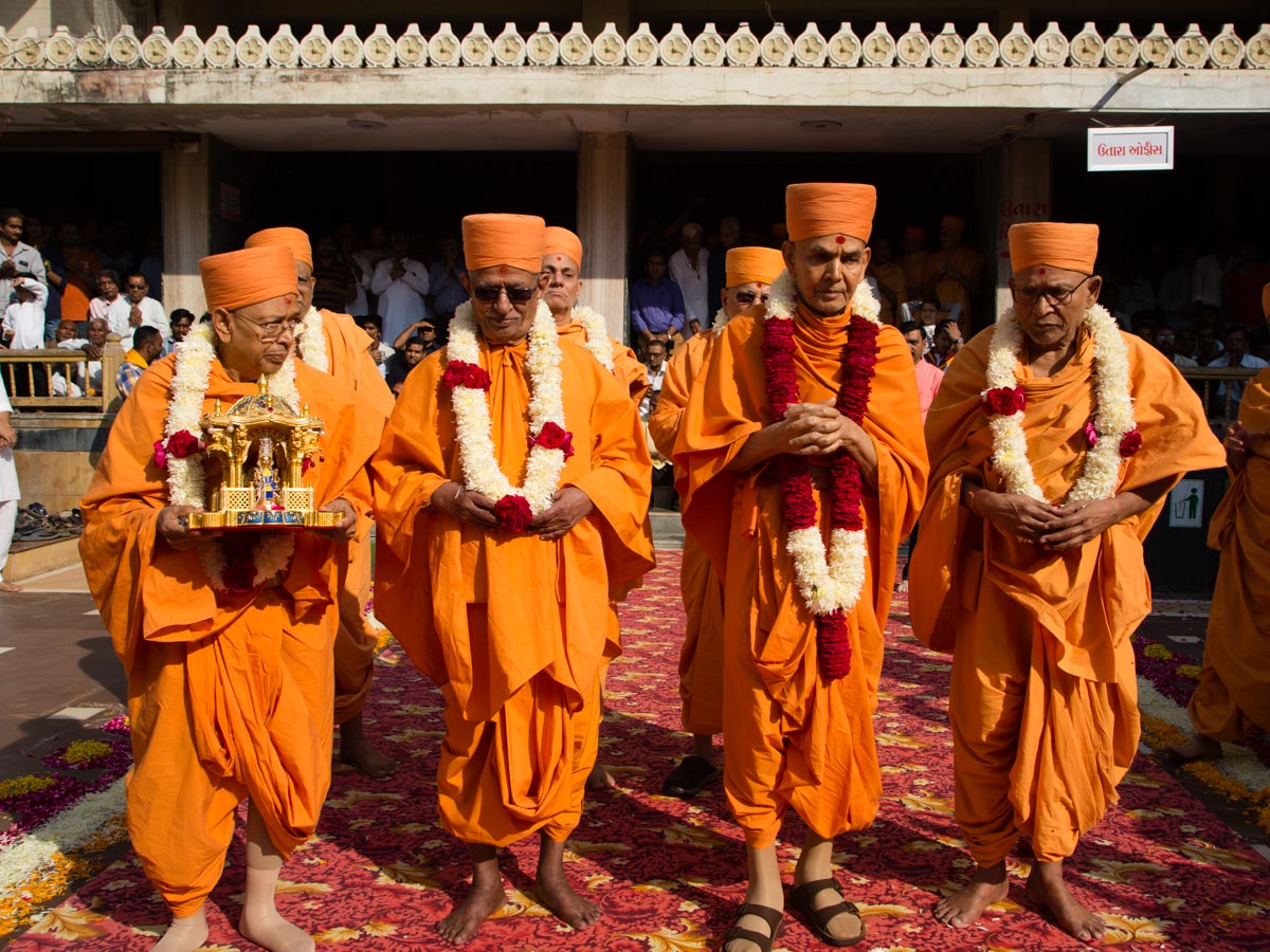Swamishri and sadguru sadhus begin a pradakshina of the mandir with Shri Harikrishna Maharaj