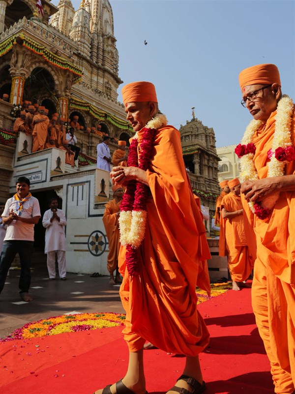 Swamishri and sadguru sadhus perform mandir pradakshina