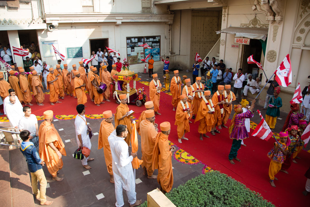 Swamishri and sadhus perform mandir pradakshina