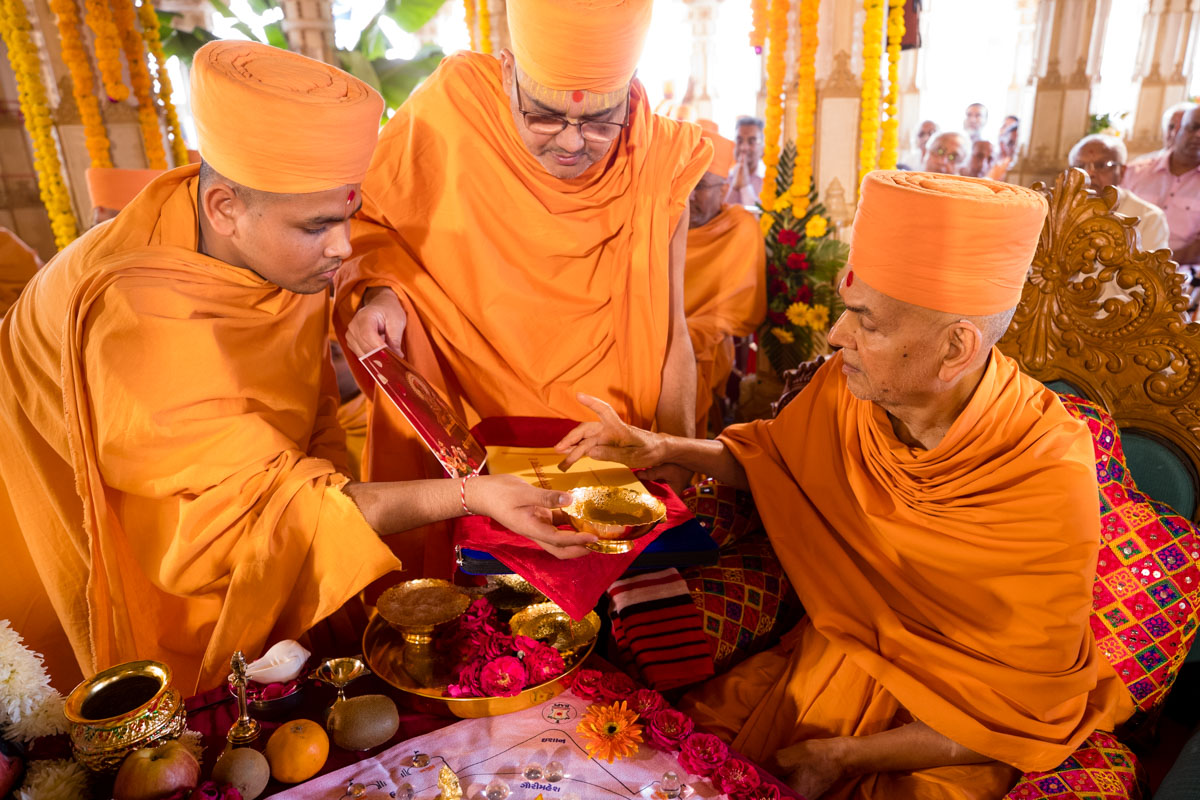 Swamishri commences the 'Shri Swaminarayan Mahapuja'
