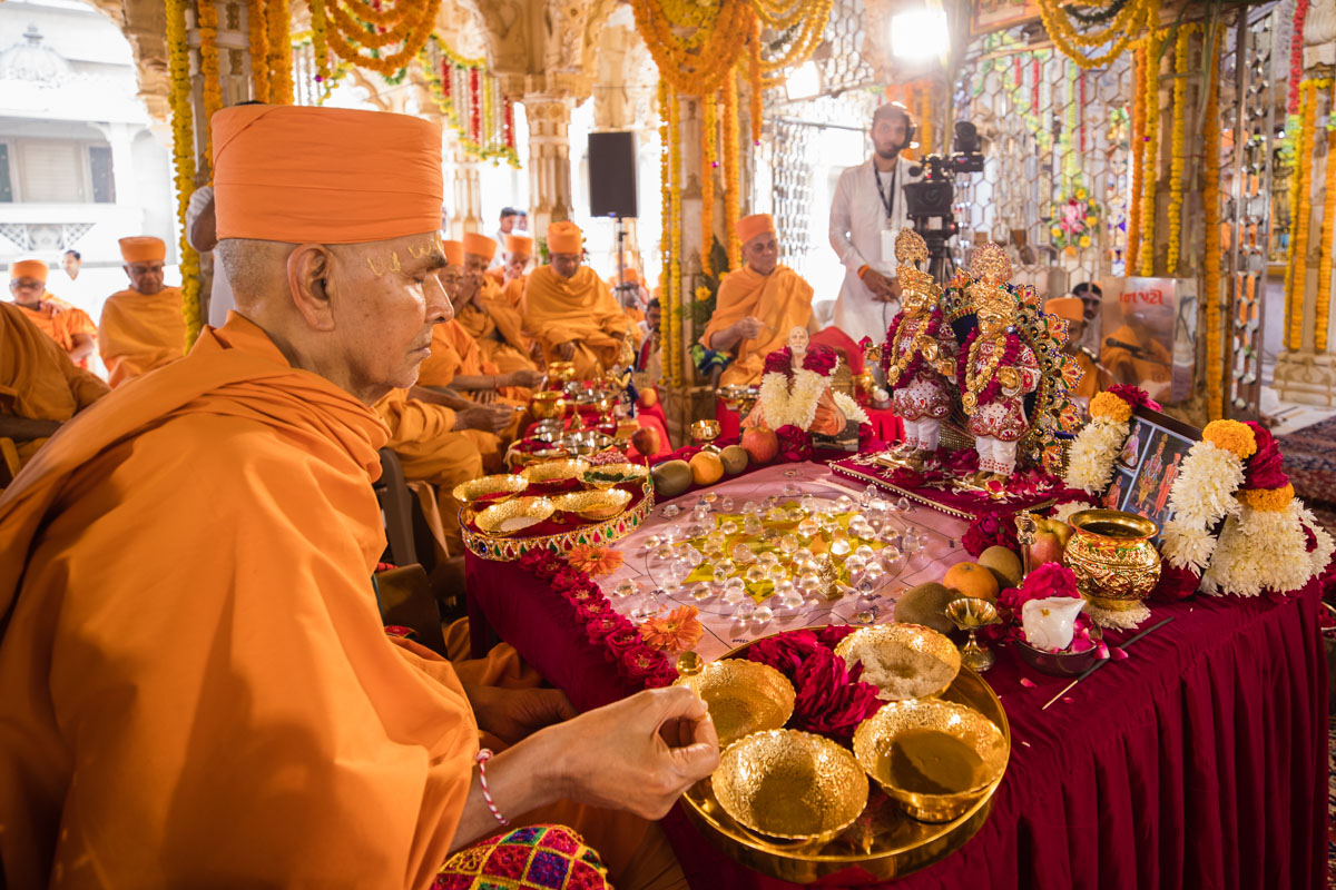Swamishri performs the mahapuja rituals