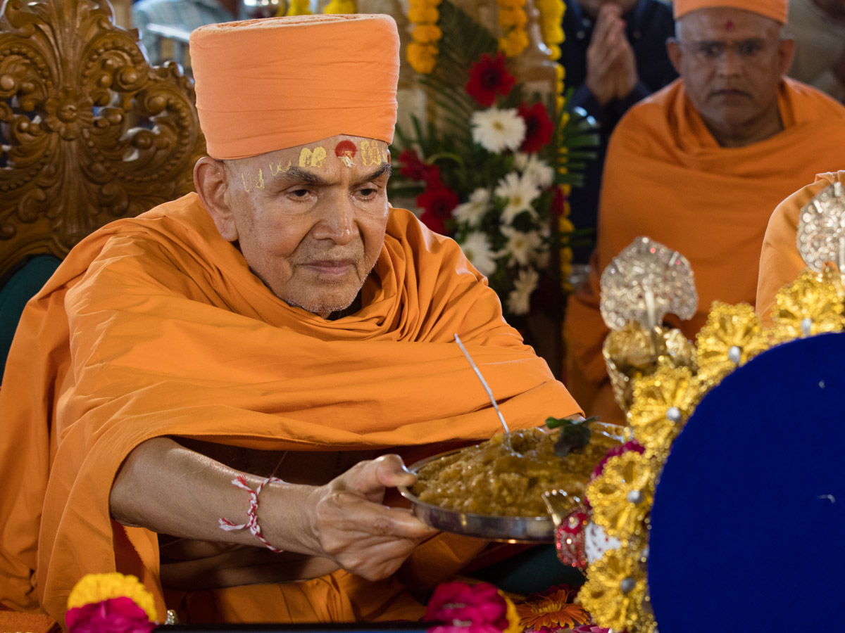 Swamishri offers thal to Shri Akshar-Prusuhottam Maharaj
