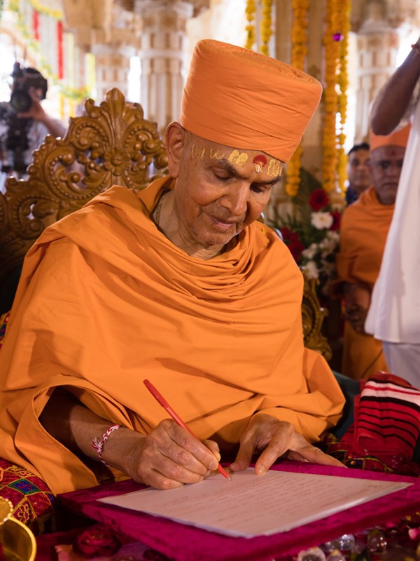 Swamishri blesses the verses of the arti