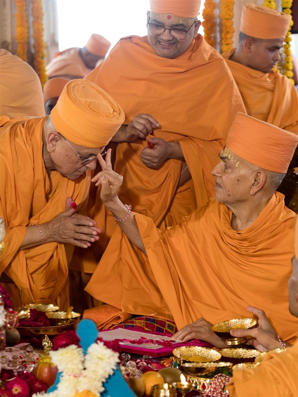 Swamishri blesses Pujya Ishwarcharan Swami