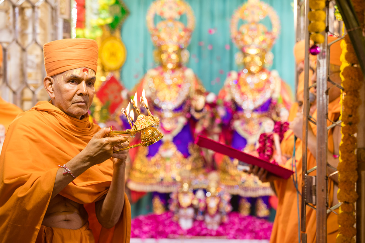 Swamishri honors Shri Akshar-Purushottam Maharaj by performing arti 