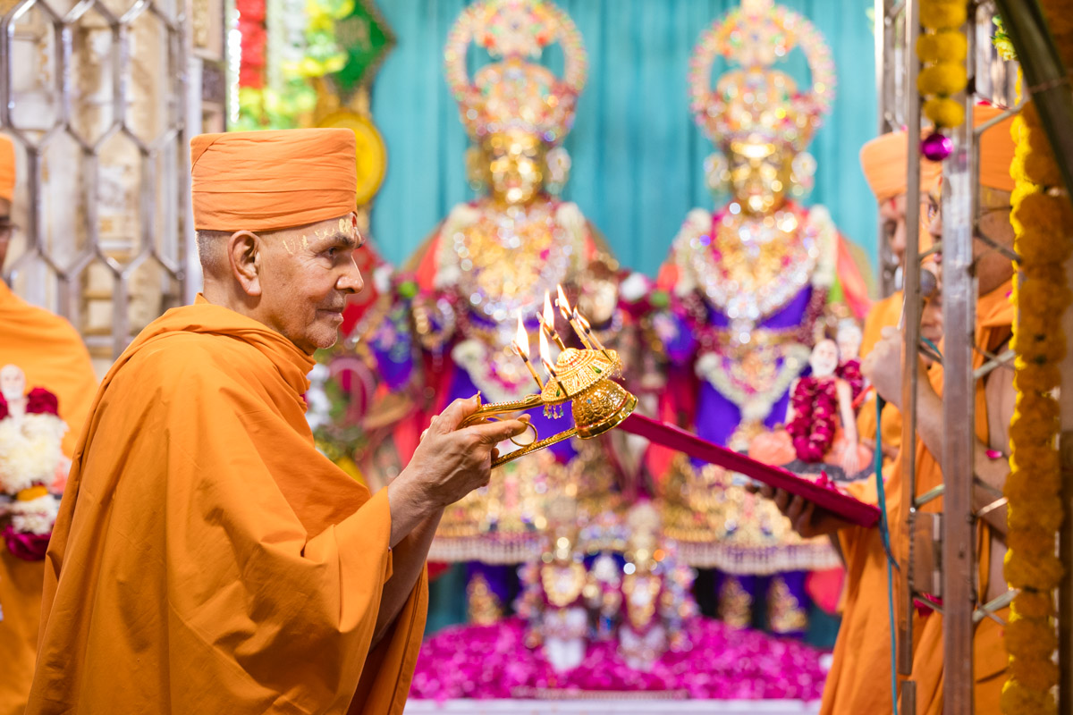 Swamishri honors Shri Akshar-Purushottam Maharaj by performing arti 
