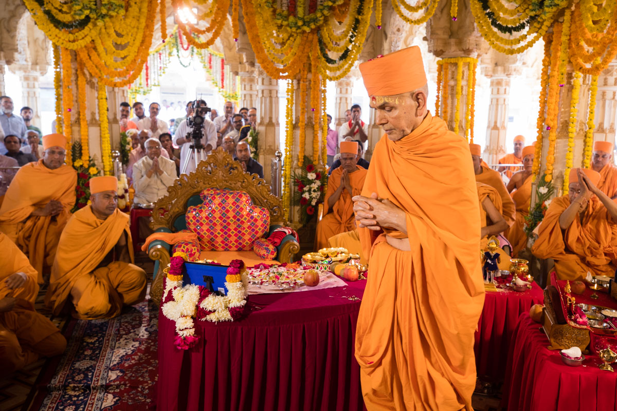 Swamishri performs pradakshina during the mahapuja
