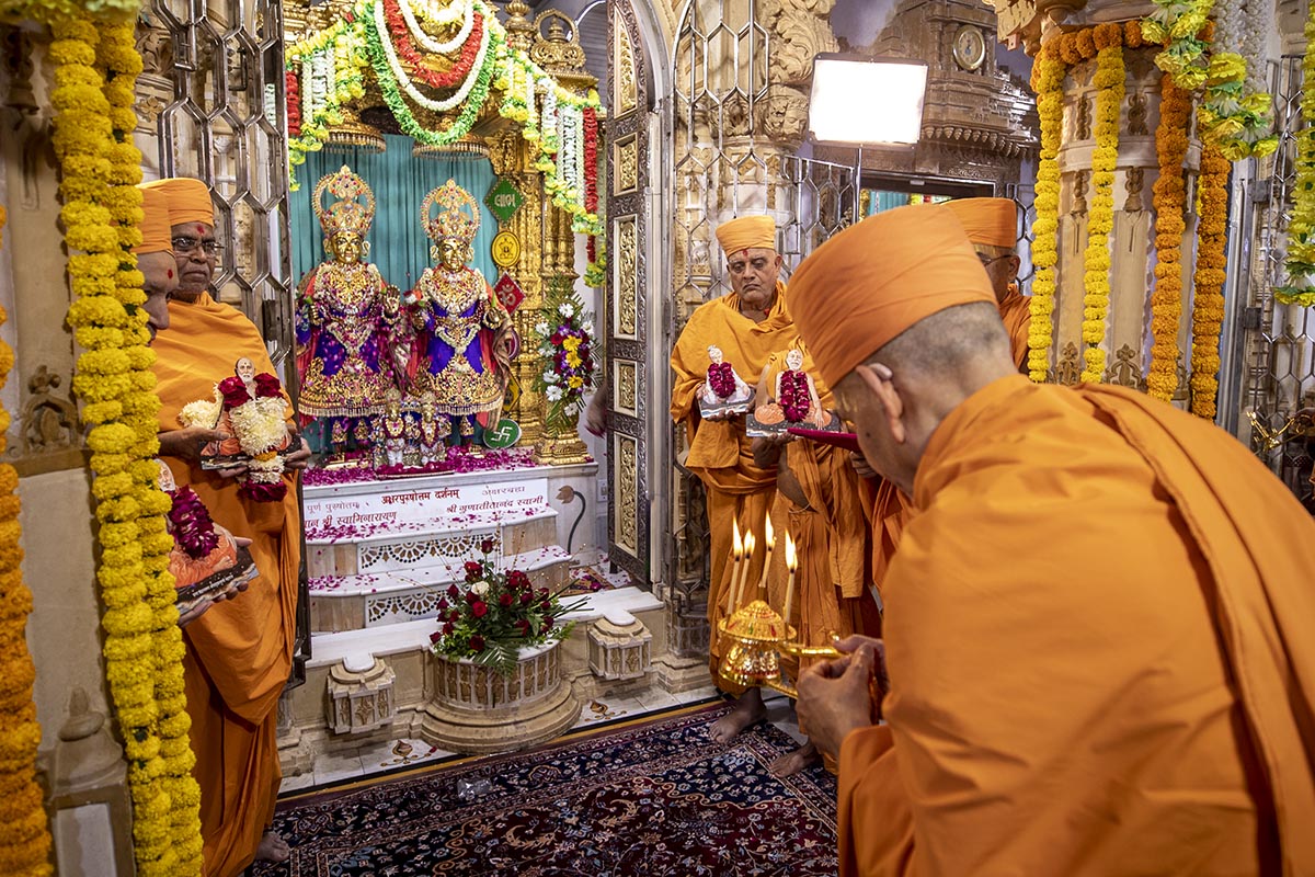 Swamishri honors Shri Akshar-Purushottam Maharaj by performing arti