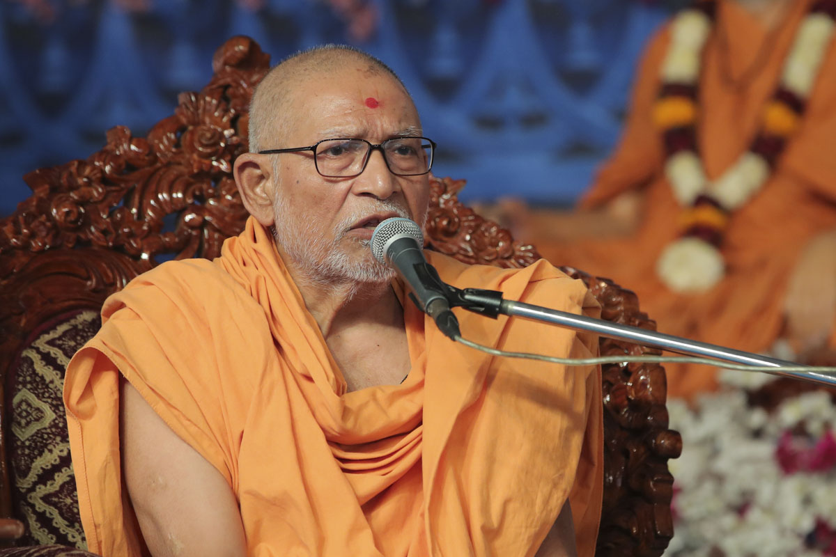 Pujya Bhaktipriya Swami (Kothari Swami) addresses the shibir
