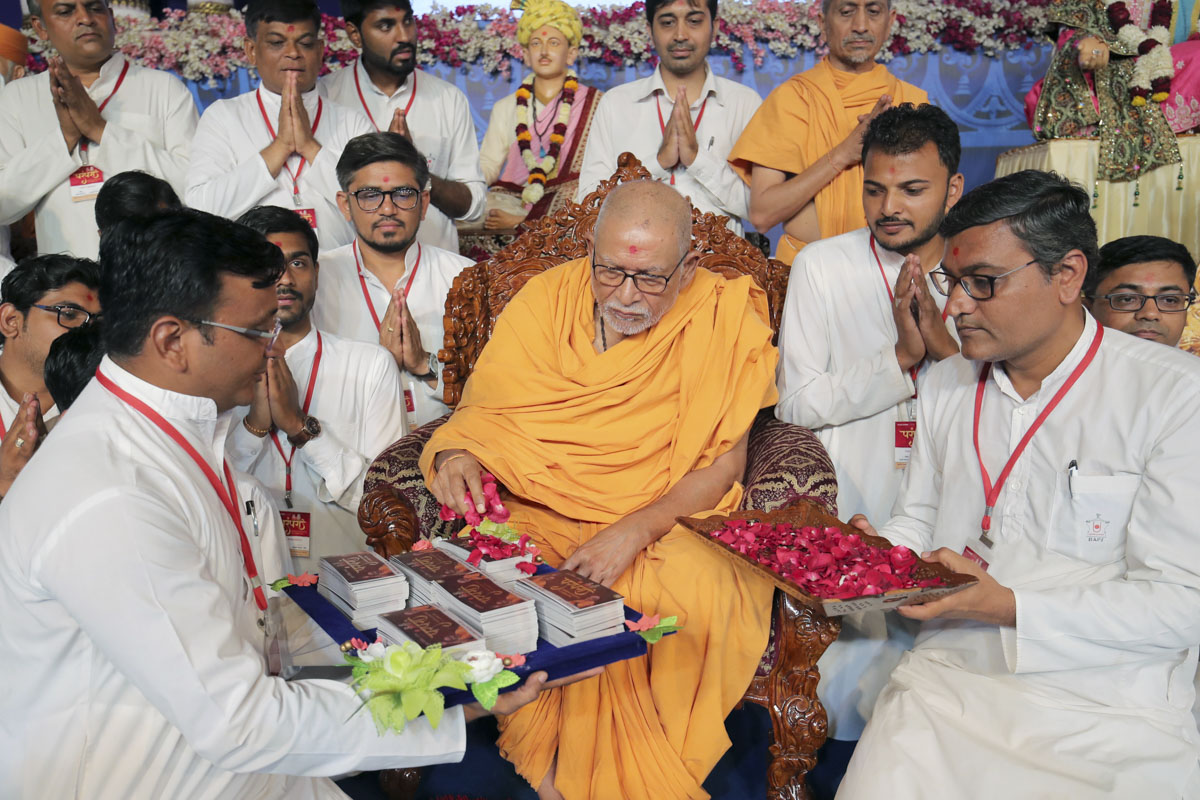 Pujya Kothari Swami sanctifies shibir mementos