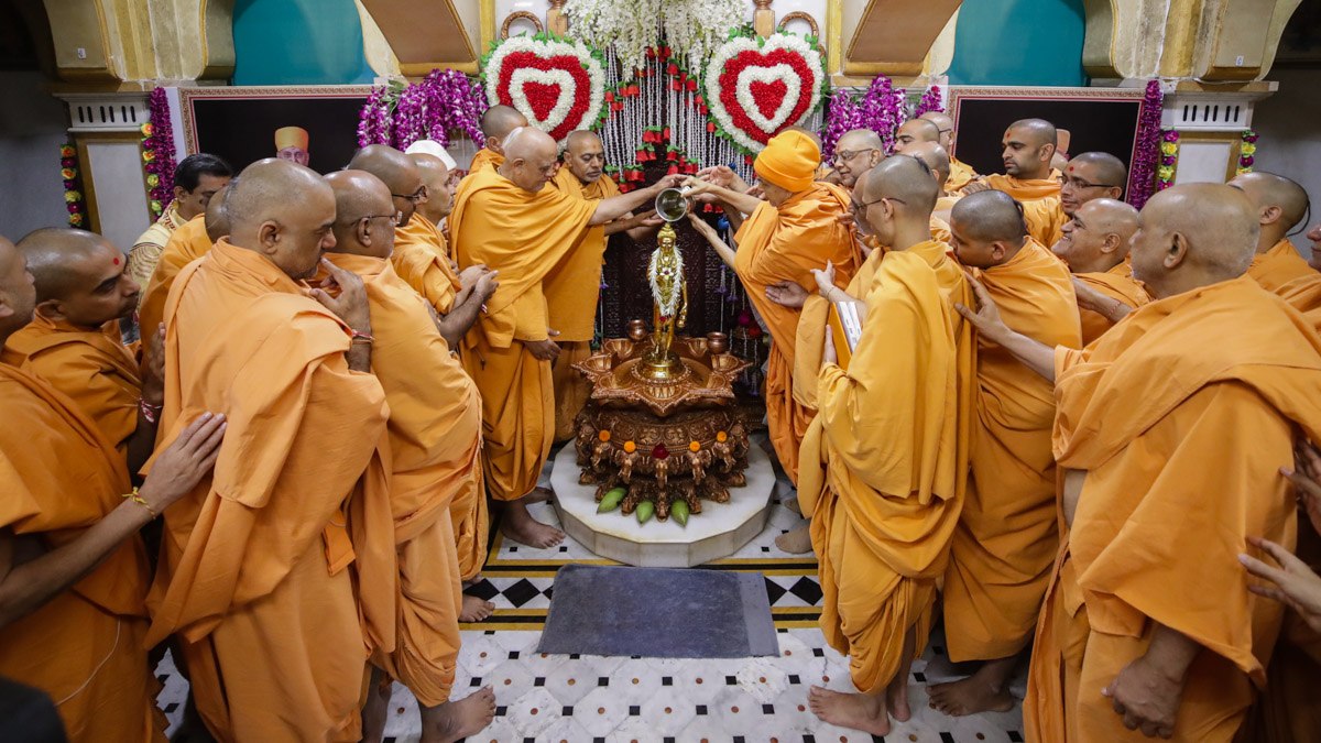 Swamishri and sadhus perform abhishek of Shri Nilkanth Varni