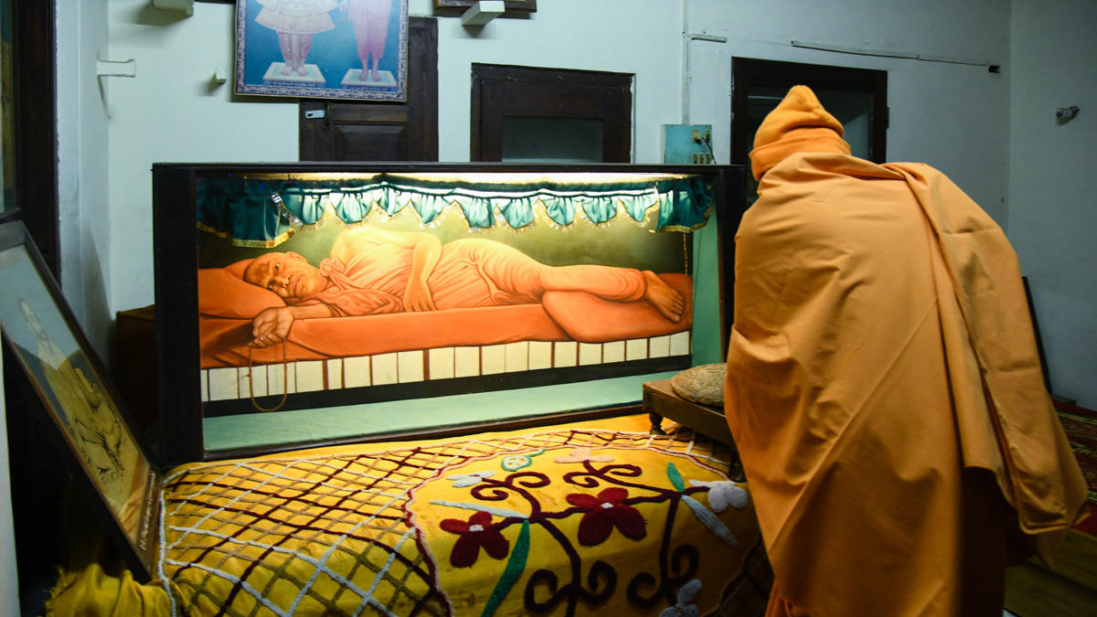 Swamishri engrossed in darshan in the room of gurus Brahmaswarup Shastriji Maharaj, Yogiji Maharaj and Pramukh Swami Maharaj