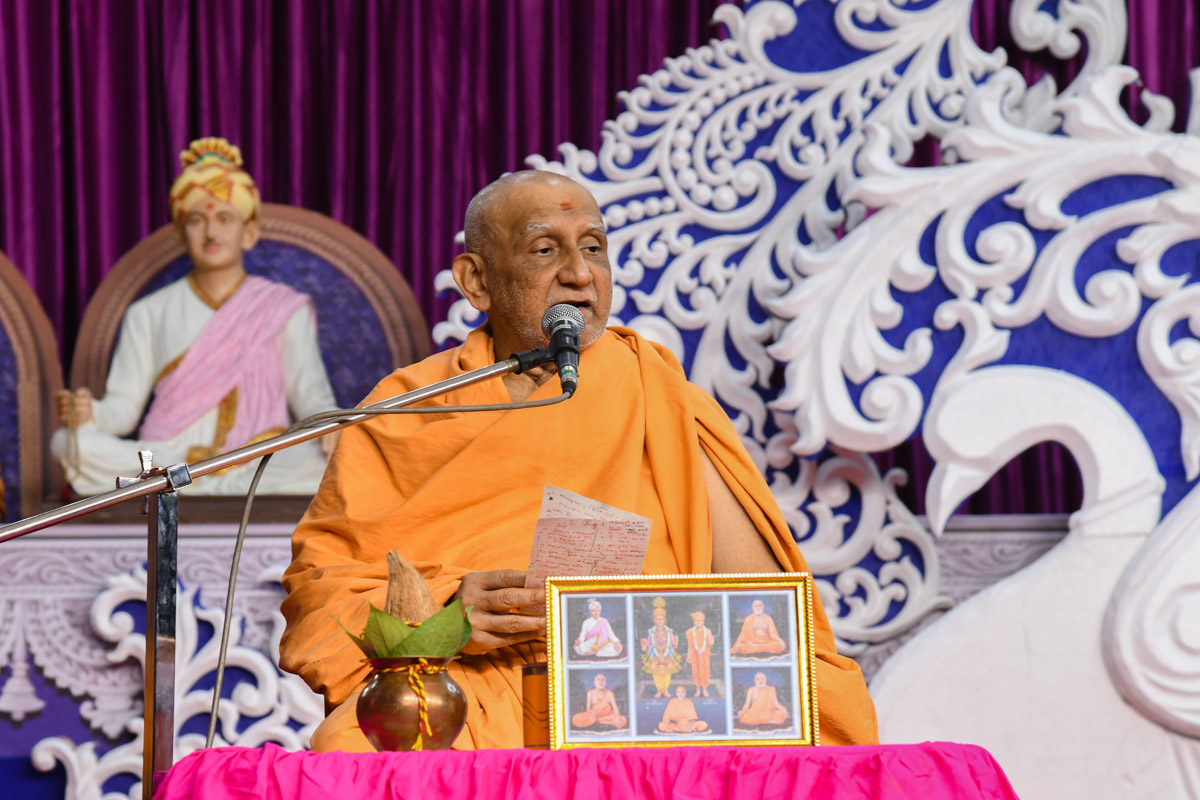 Atmaswarup Swami addresses the evening satsang assembly