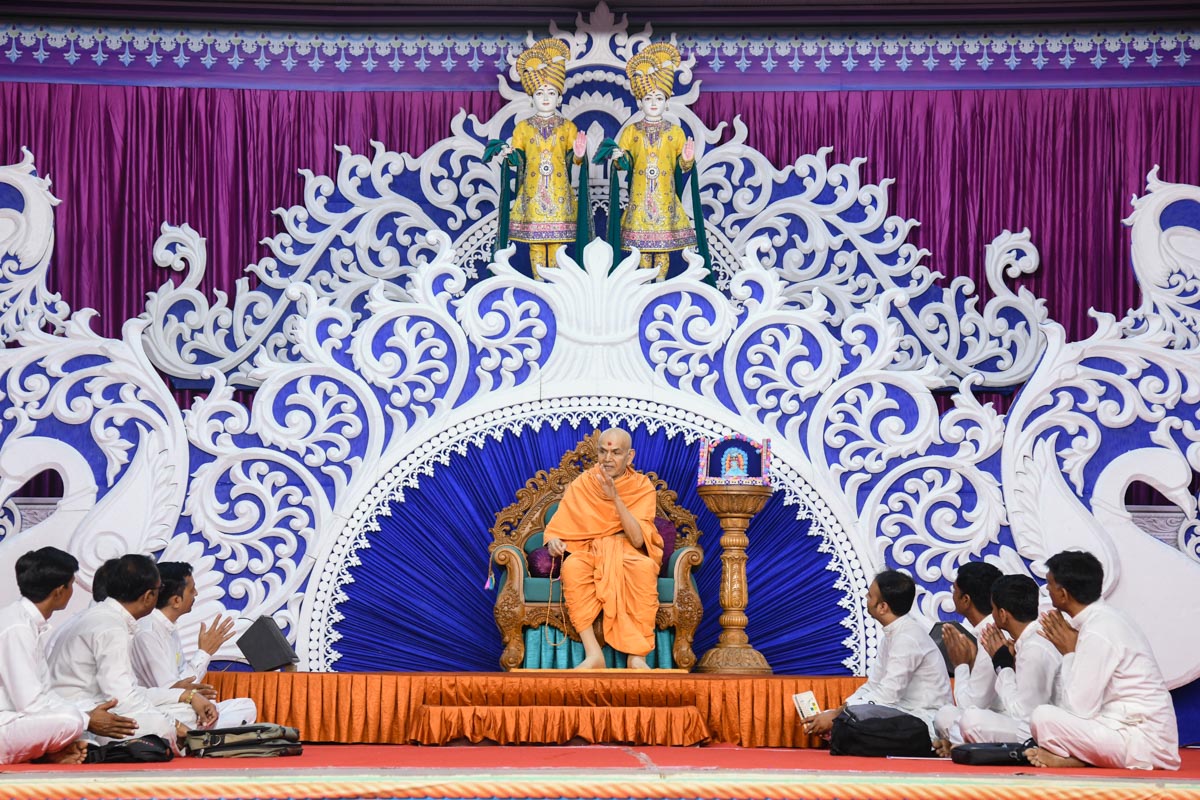 Swamishri participates in the Karyakar Din program