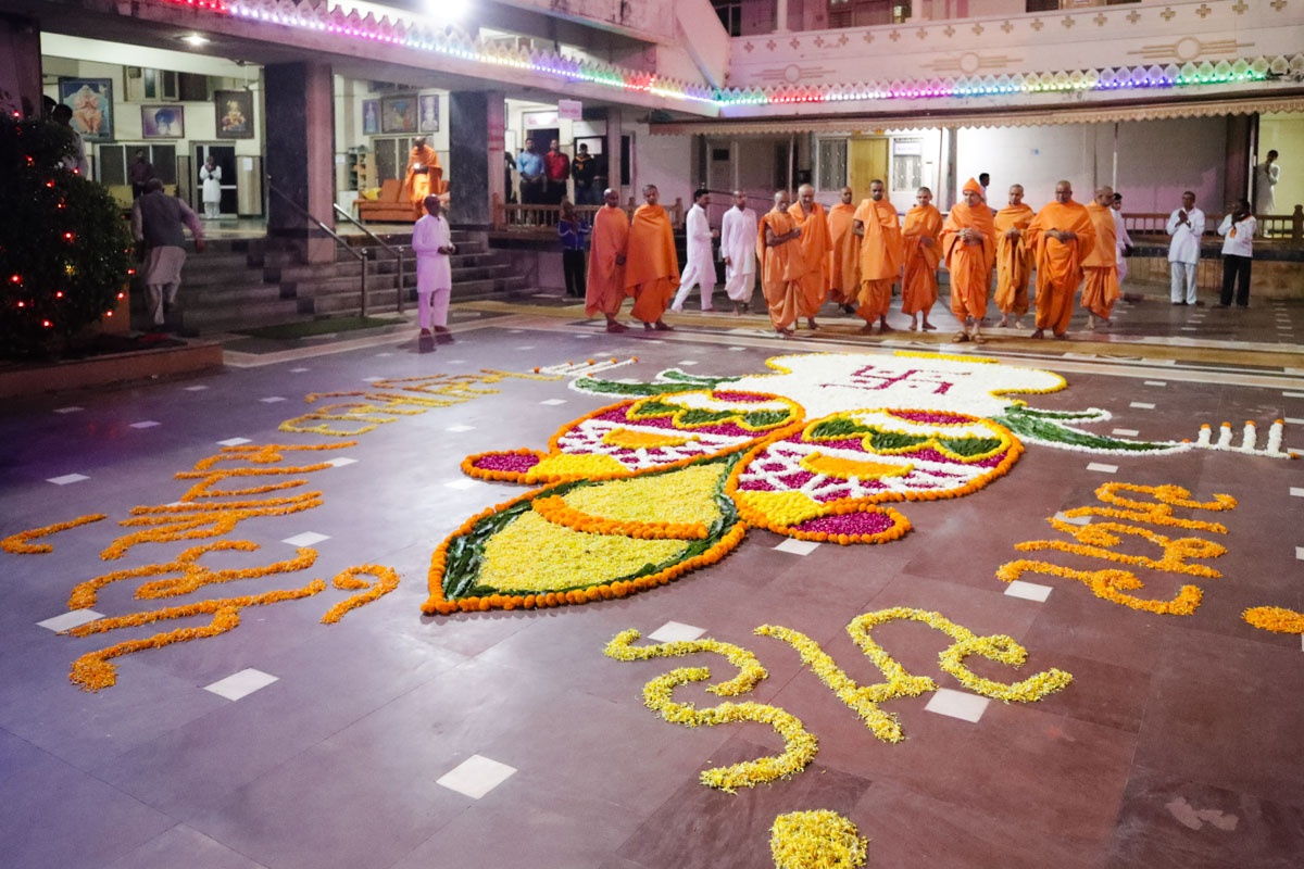 Param Pujya Mahant Swami Maharaj observes a flower rangoli