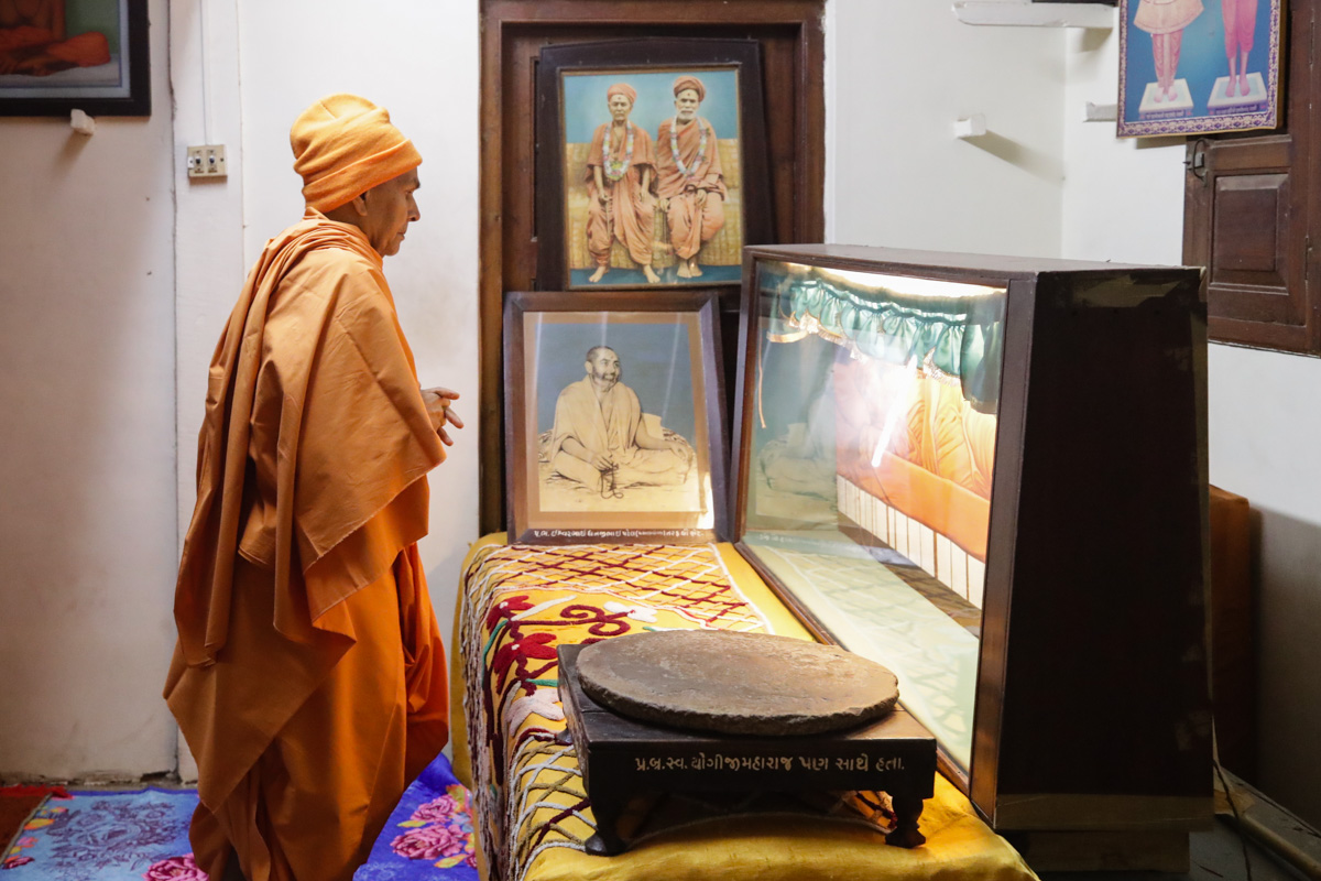 Swamishri engrossed in darshan in the room of gurus Brahmaswarup Shastriji Maharaj, Yogiji Maharaj and Pramukh Swami Maharaj