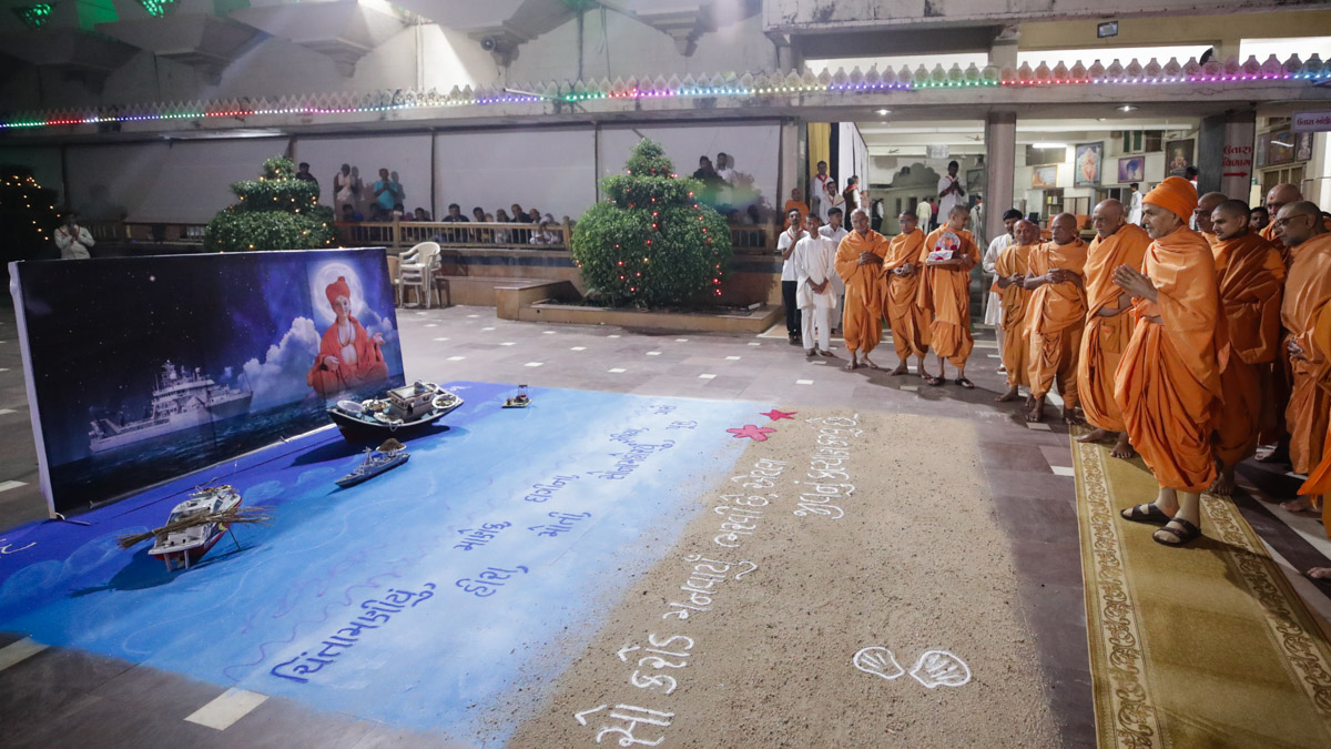 Swamishri observes a rangoli