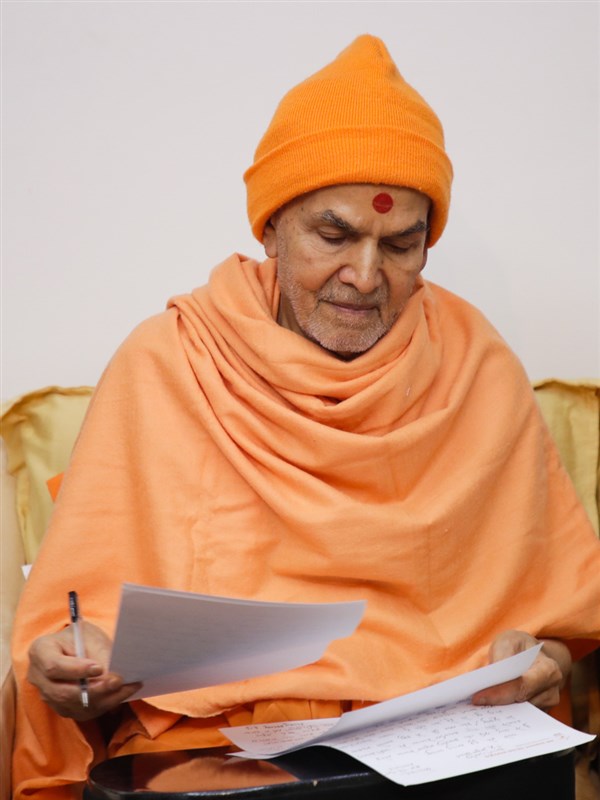 Swamishri replies to devotees' letters