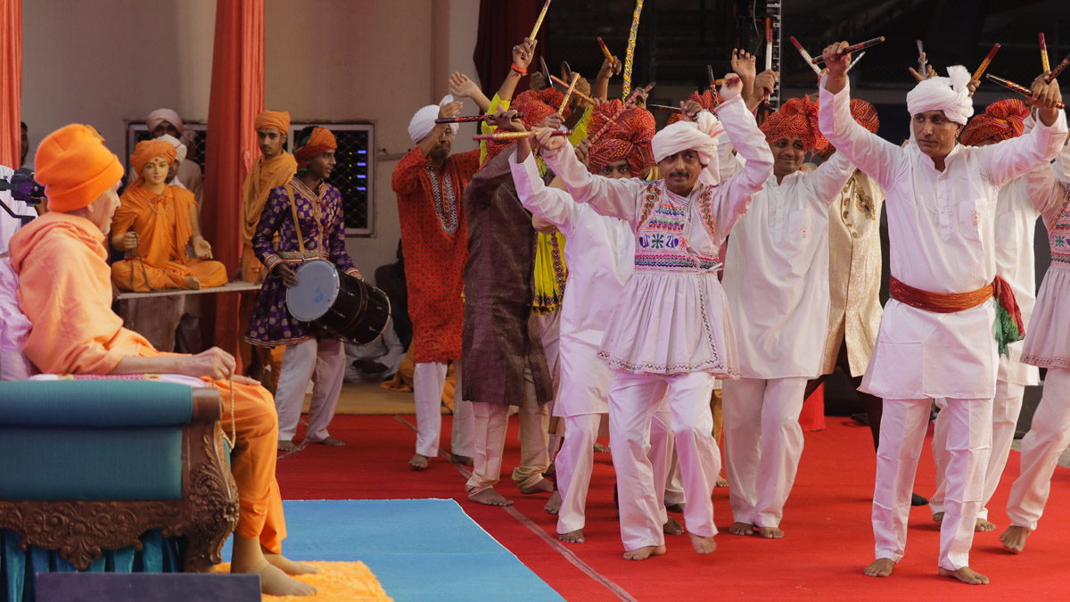 Youths perform a parade honoring Aksharbrahman Gunatitanand Swami