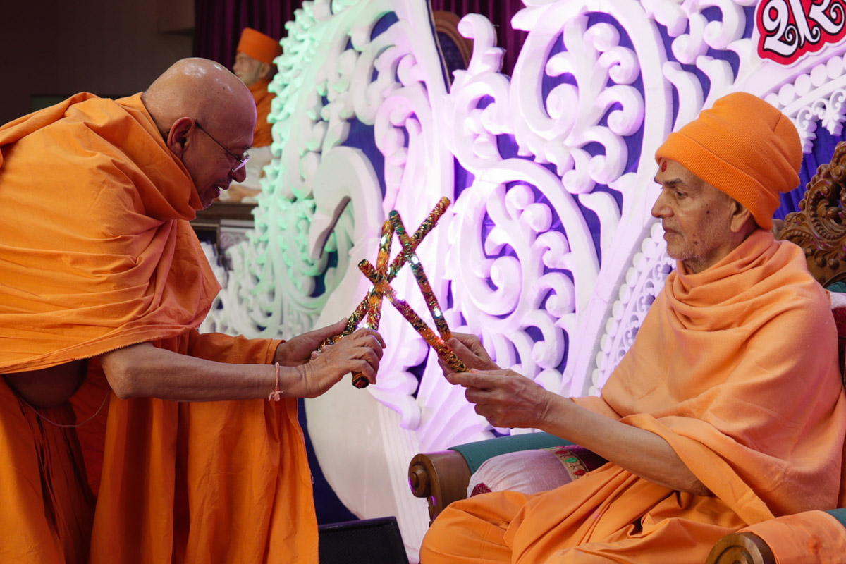 Pujya Tyagvallabh Swami plays ras with Swamishri