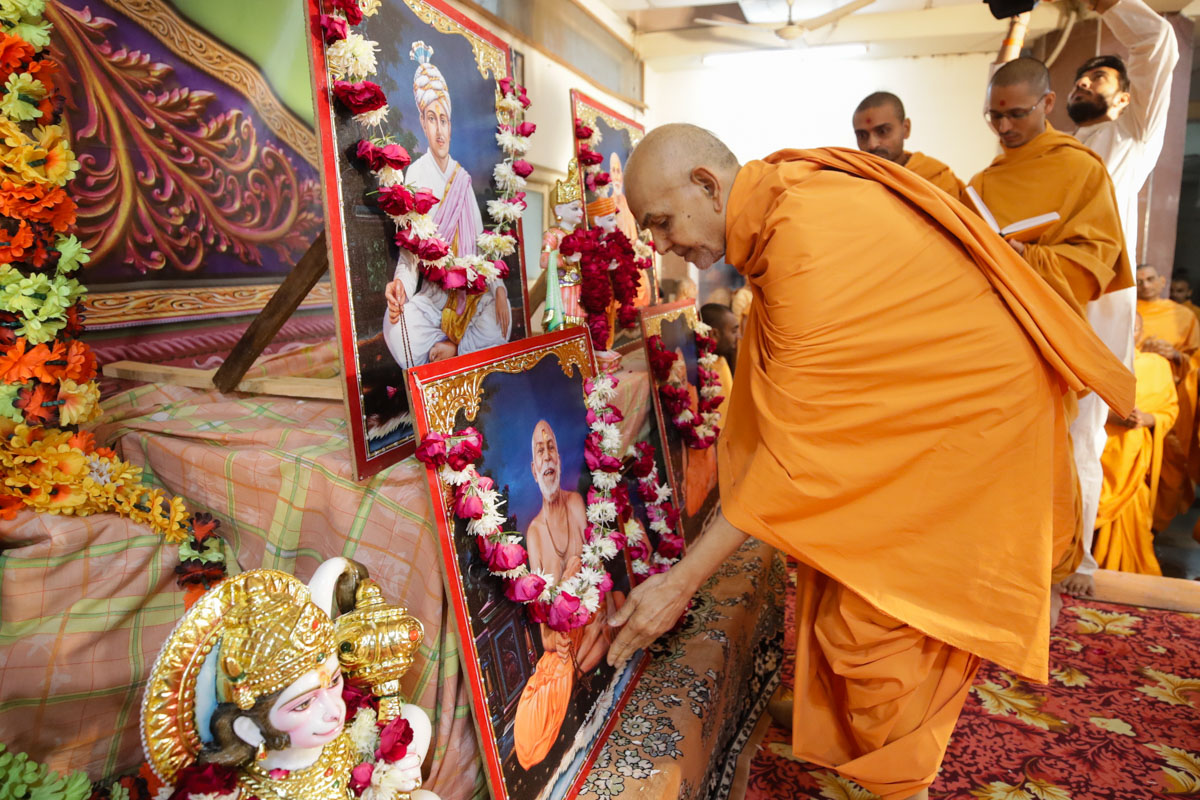 Swamishri performs pratishtha rituals of murtis