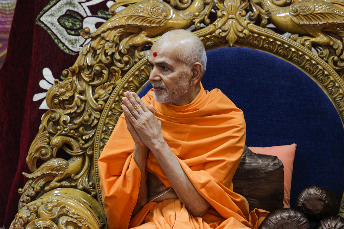 Swamishri greets all with 'Jai Swaminarayan' and departs from Bochasan