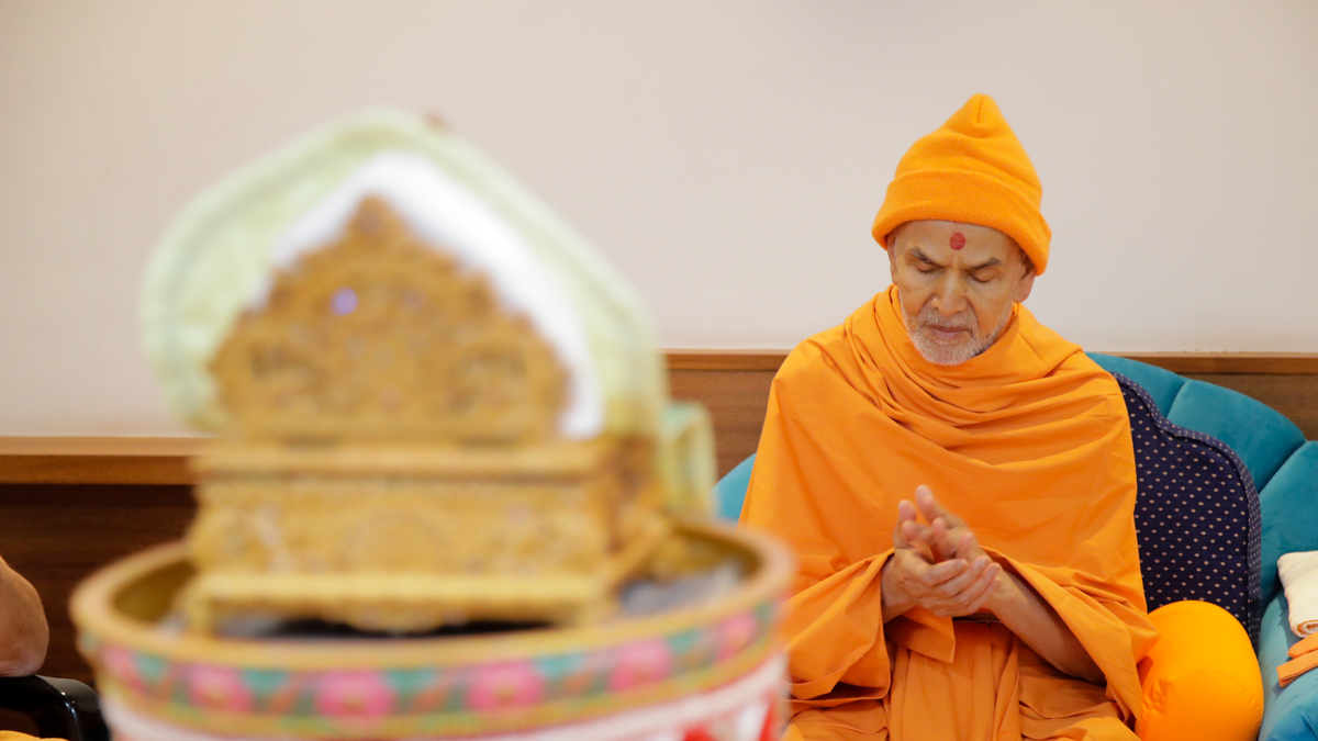 Swamishri sings ashtaks