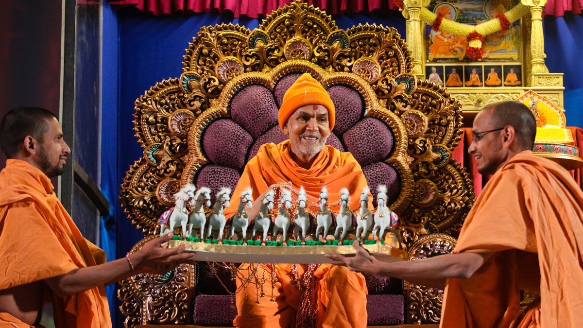 Swamishri sanctifies a display