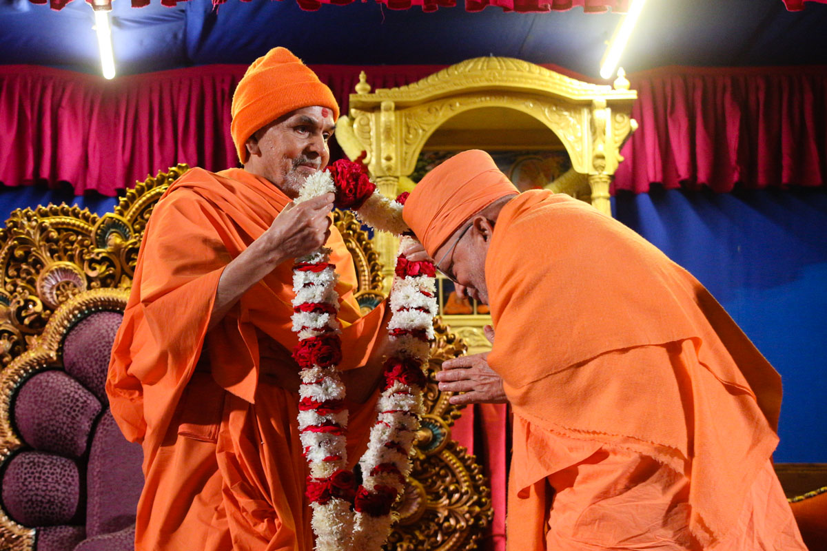Swamishri welcomes Pujya Ghanshyamcharan Swami