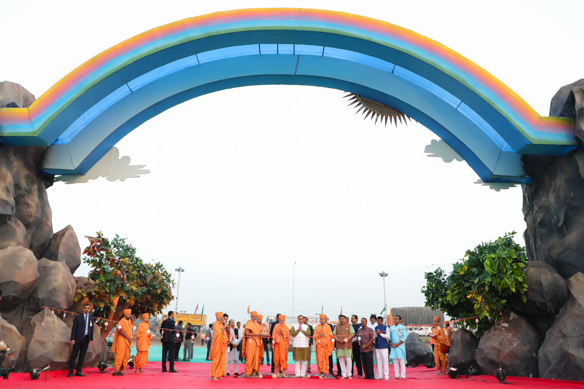 Swamishri and Chief Minister of Gujarat Shri Vijaybhai Rupani perform opening ceremony of Swaminarayan Nagar