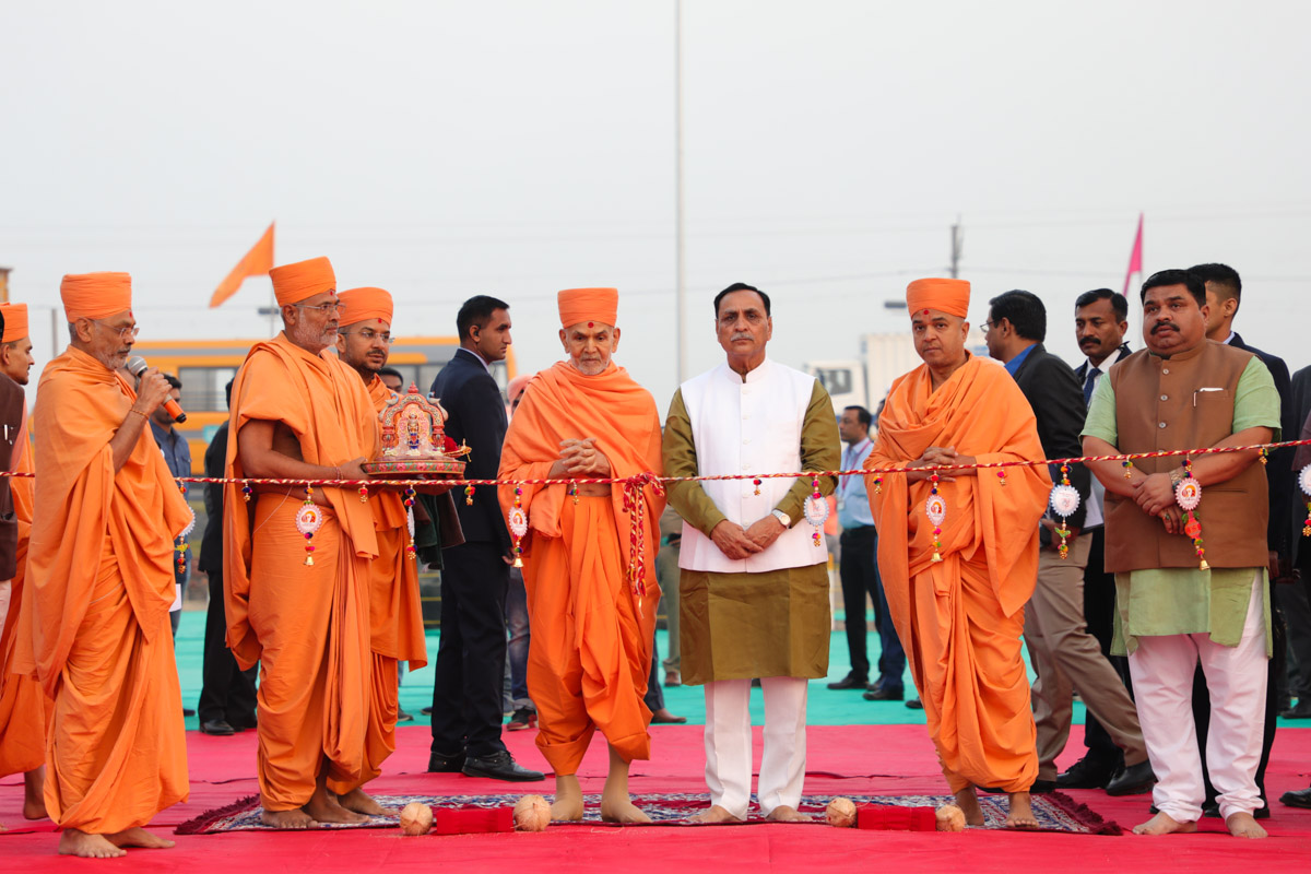 Swamishri and Shri Vijaybhai Rupani perform opening ceremony of Swaminarayan Nagar
