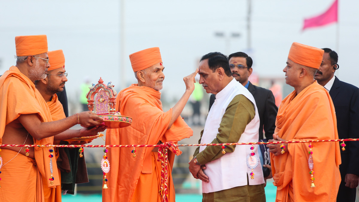 Swamishri applies chandlo to Shri Vijaybhai Rupani