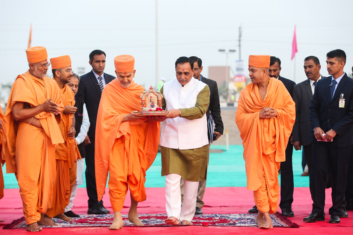 Swamishri and Shri Vijaybhai Rupani with Shri Harikrishna Maharaj