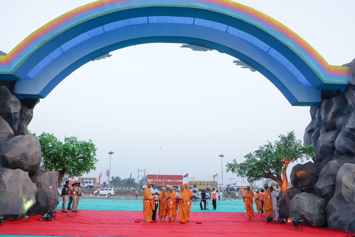 Pujya Swayamprakash Swami (Doctor Swami) and Pujya Tyagvallabh Swami perform opening ritual of Swaminarayan Nagar