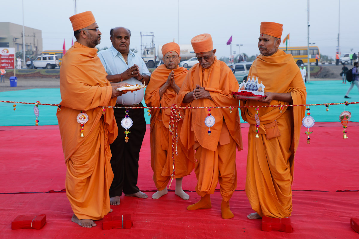 Pujya Doctor Swami and Pujya Tyagvallabh Swami perform opening ritual of Swaminarayan Nagar