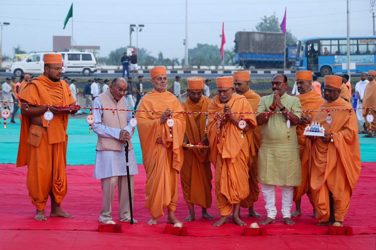 Pujya Bhaktipriya Swami (Kothari Swami), Pujya Viveksagar Swami and dignitaries perform opening ritual of Swaminarayan Nagar