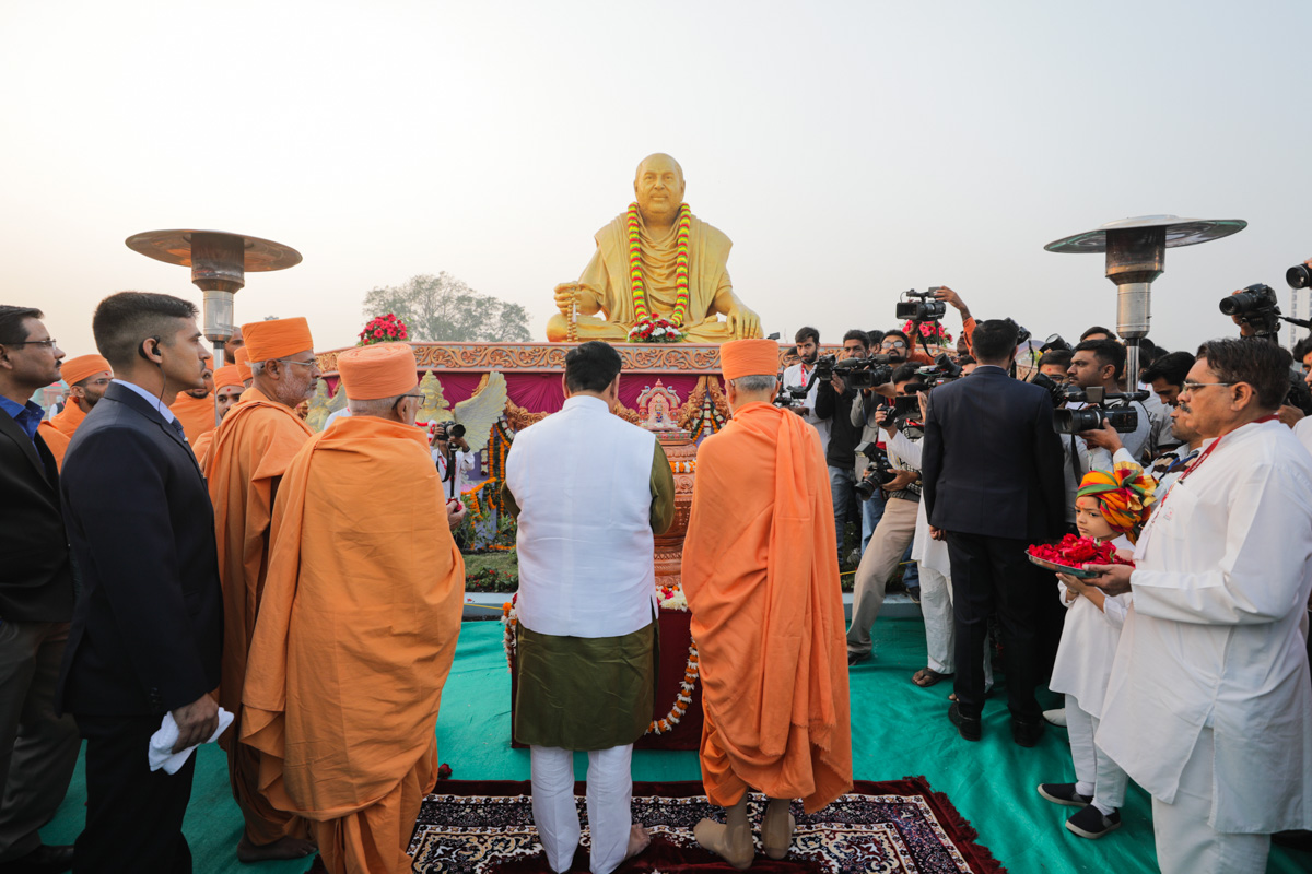 Swamishri, senior sadhus and Shri Vijaybhai Rupani offer mantra-pushpanjali to HH Pramukh Swami Maharaj