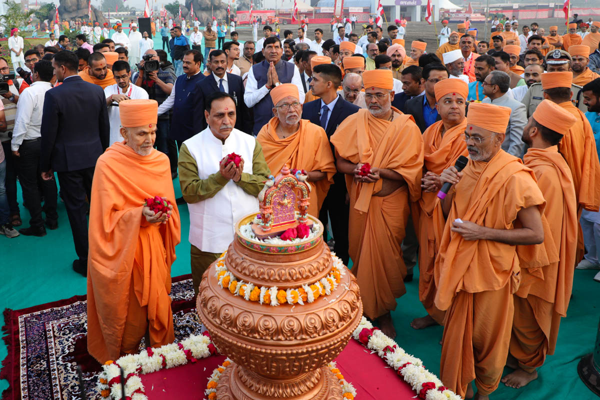 Swamishri, senior sadhus and Shri Vijaybhai Rupani offer mantra-pushpanjali
