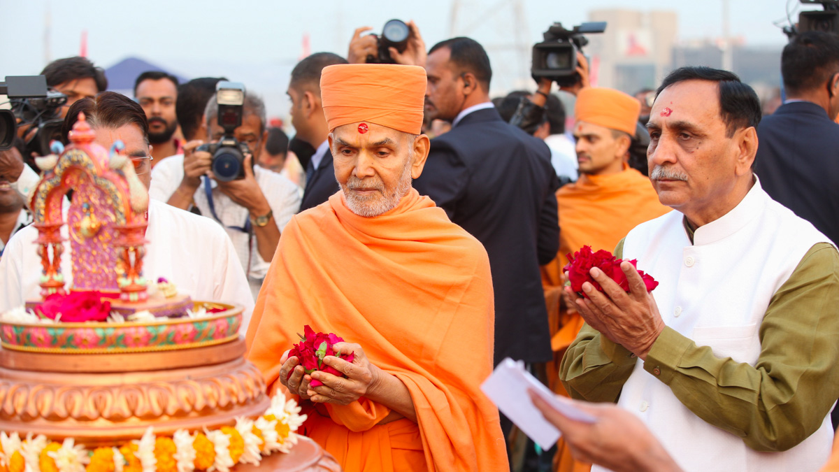 Swamishri and Shri Vijaybhai Rupani offer mantra-pushpanjali